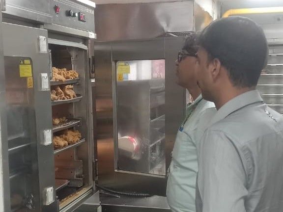 ग्रेटर नोएडा के KFC चिकन में मिला कीड़ा: वीडियो सामने आने पर खाद्य सुरक्षा विभाग ने जांच शुरू की, ग्राहक से भी पूछताछ